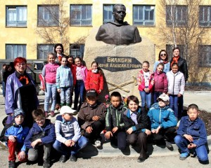 Дети у памятника Билибину